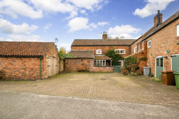 West End, Farndon, NG24
