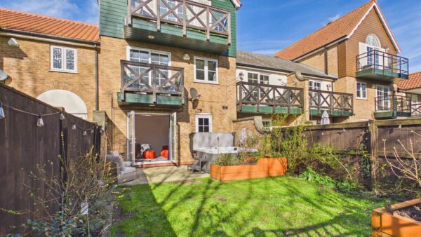 Park Lane, Burton Waters, LN1